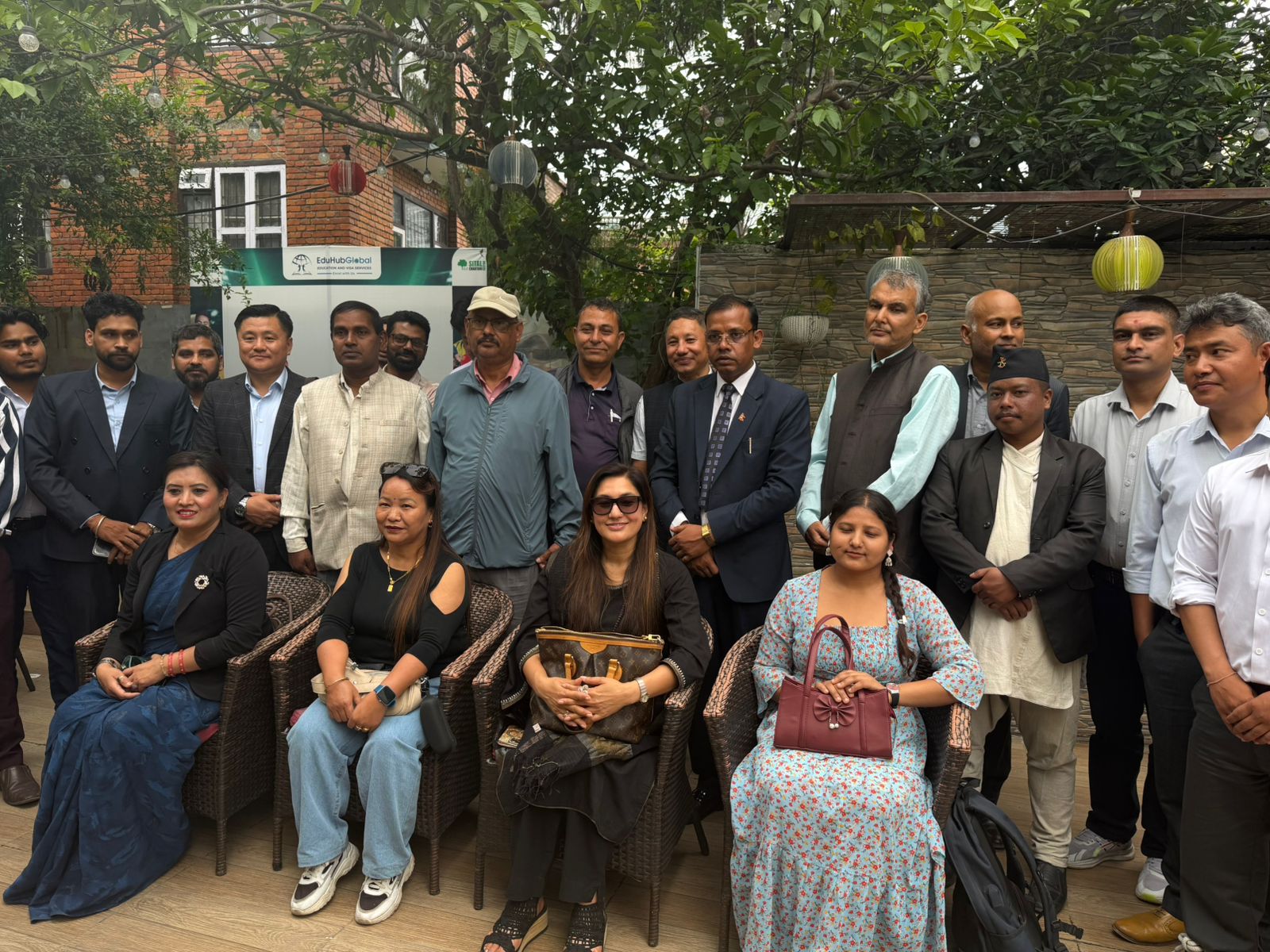मध्यमार्गी विचारधारा सम्बन्धी पहिलो बैठकको छलफल तथा सुझाव संकलन