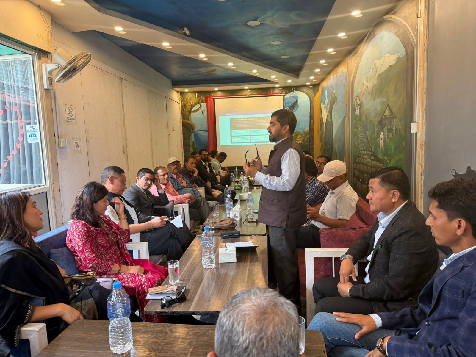 मध्यमार्गी विचारधारा सम्बन्धी पहिलो बैठकको छलफल तथा सुझाव संकलन